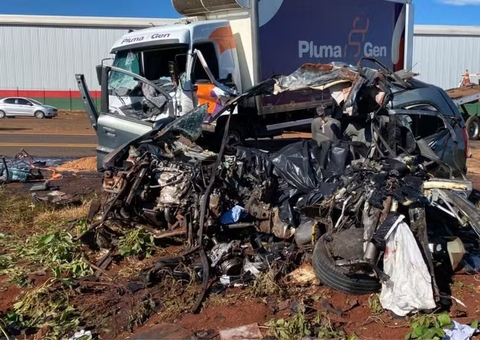 Seis pessoas da mesma família morrem após carro bater de frente com caminhão no Paraná