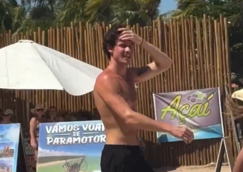 Shawn Mendes curte dia de praia no Alagoas antes de réveillon com Marquezine; vídeos