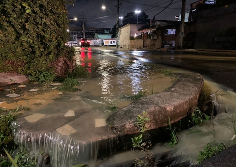 Tubulação rompe e transforma rua em rio de lama no Bairro Planalto; vídeo