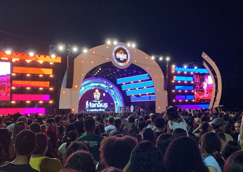 Público lota anfiteatro da Ponta Negra durante Réveillon Gospel