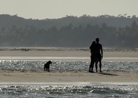 Shawn Mendes e Bruna Marquezine são flagrados aos beijos em Alagoas; vídeo