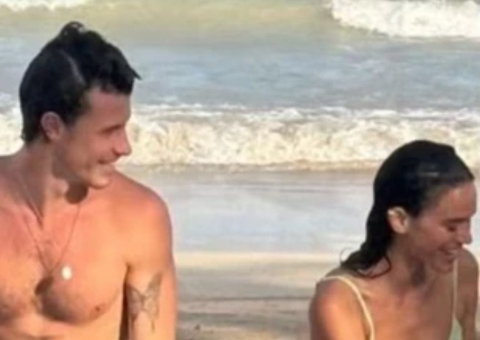 Bruna Marquezine e Shawn Mendes fazem passeio de casal e se refrescam no mar; vídeos