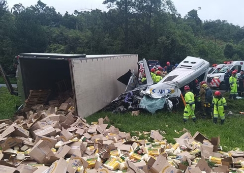 Assalto a caminhão termina com 6 mortos no Paraná após veículo tombar sobre van