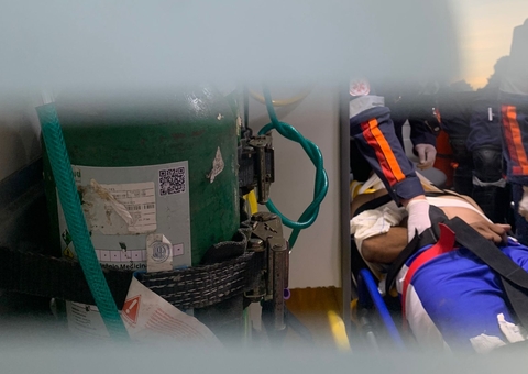 Homem é socorrido após bater contra roda de caminhão em Manaus