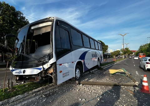 Vídeo mostra estragos causados por rota que colidiu com poste na Av. Coronel Teixeira
