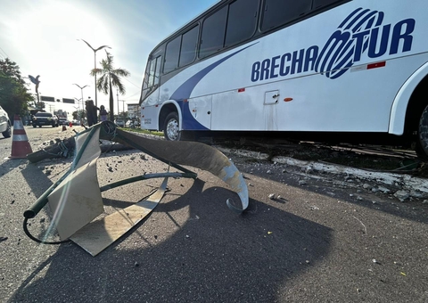 Motorista de rota que derrubou poste na Av. Coronel Teixeira cochilou ao volante