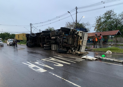Carreta tomba no Distrito Industrial após falha mecânica em curva