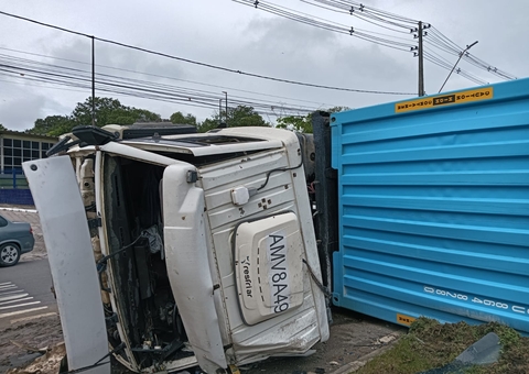 Carreta passa 18h horas tombada em avenida do Distrito Industrial após acid