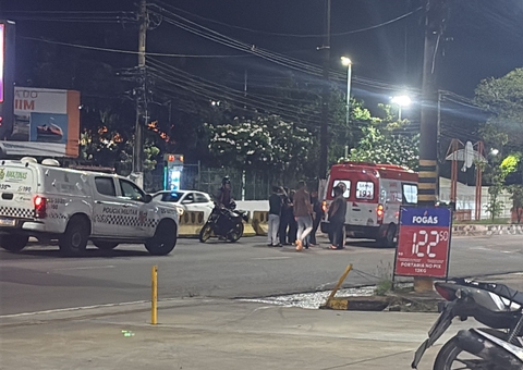 Mulher é arremessada ao ser atropelada por moto na Avenida Rodrigo Otávio
