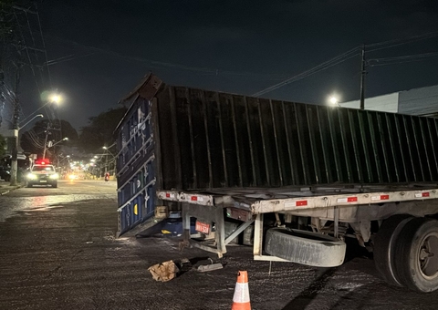 Curva provoca tombamento de contêiner na Zona Sul de Manaus