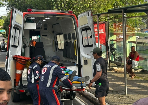 Motociclista de App fica ferida após acidente na Avenida Darcy Vargas