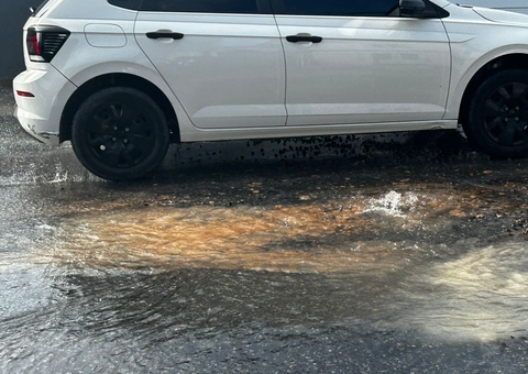 Incompetência da Águas de Manaus causa prejuízos a moradores e lojistas no Parque 10