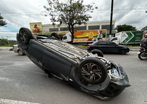 Motorista sobrevive a capotamento no Japiim; trânsito fica congestionado