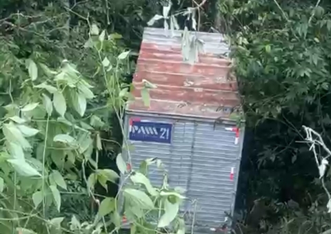 Motorista fica preso às ferragens após carreta cair em ribanceira na Cidade de Deus