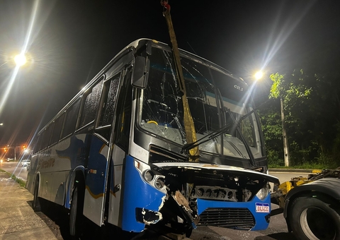 Ônibus invade mureta de proteção na Avenida das Torres