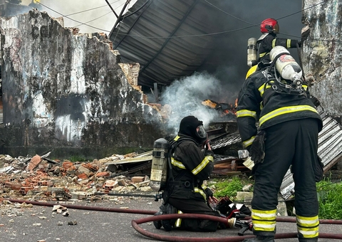 Incêndio destrói galpão de colchões e atinge casas no São Francisco