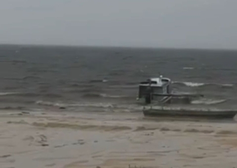 Lancha escolar naufraga durante forte temporal no Amazonas