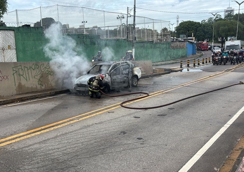 Carro é fica destruído ao pegar fogo no meio da Av. Darcy Vargas 