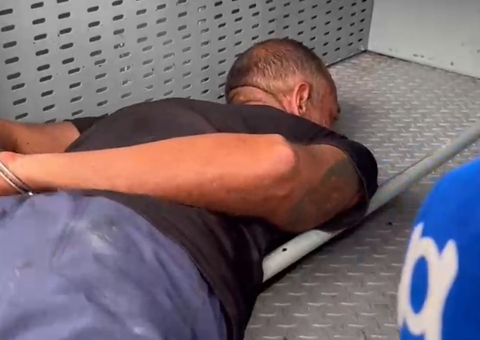 Sob escolta de polícia de elite, suspeito de matar filho deixa a delegacia; vídeo