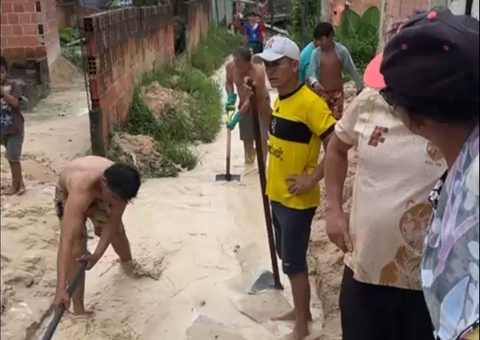 Barranco cede após rompimento de tubulação da Águas de Manaus; vídeo