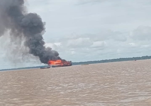 Barco carregado com combustível explode no Amazonas