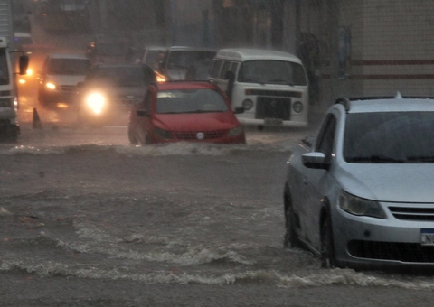 Temporal causa alagamentos no Centro de Manaus e Defesa Civil reforça alerta