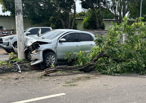 Policial é baleado em perseguição a traficantes na Av. André Araújo; suspeitos bateram em poste