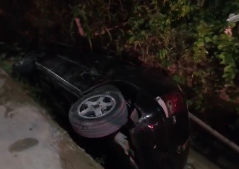 Carro cai em cratera em Manaus e deixa idosa ferida