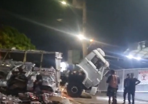Carga de caminhão tomba e bloqueia entrada de porto na zona Sul