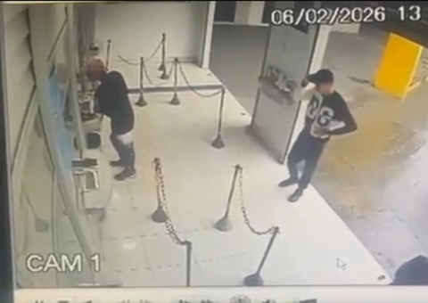 Câmeras flagram assaltantes explodindo lotérica em Manaus