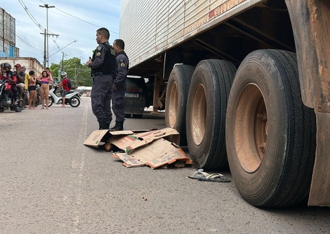 Pedestre é esmagado por carreta no Mauazinho