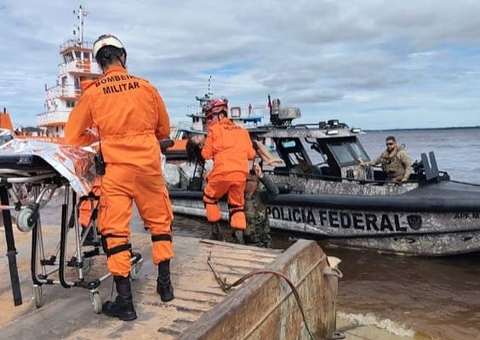Força-tarefa atua em naufrágio no Encontro das Águas