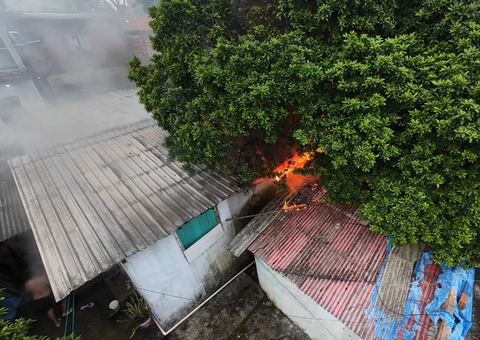 Incêndio em casa causa desespero entre moradores de Petrópolis