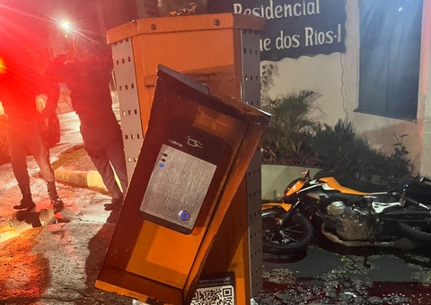 Motociclista morre e esposa fica ferida após colisão com carro suspeito de racha na Av. Efigênio Sales