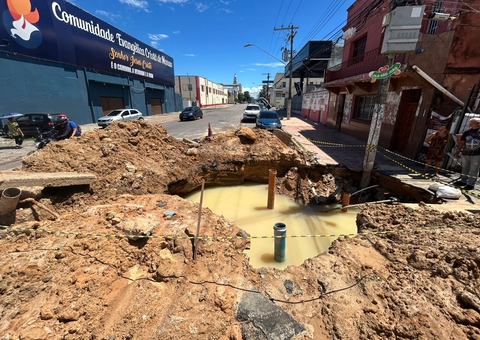 Cratera na Praça 14 ameaça desabar casas e revolta moradores
