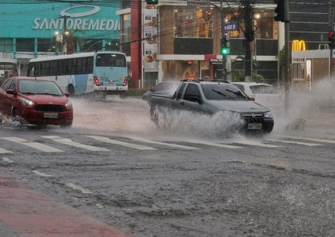 Chuva forte provoca alagamentos nas principais avenidas de Manaus