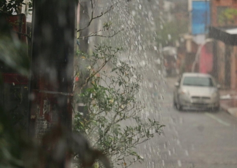 Barrancos deslizam e muros desabam durante temporal em Manaus
