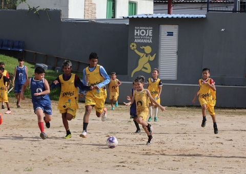 Governo investe R$ 2,7 milhões e entrega arena poliesportiva revitalizada na Compensa