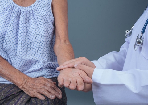 Recusa de planos de saúde por idade ou doença é ilegal, alerta especialista