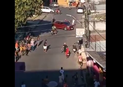 Motorista dá tiros para escapar de linchamento após atropelar homem e criança em Manaus