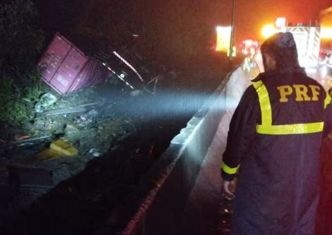 Contêiner tomba sobre van e esmaga seis atletas de equipe de remo na BR-376