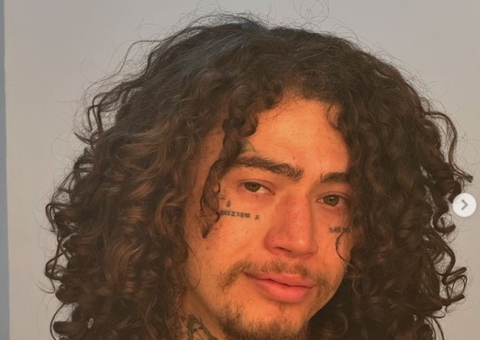 Whindersson Nunes aparece nu tomando sol em sacada