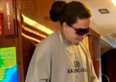 Vídeos: Whindersson Nunes aparece empolgado em jatinho rumo a Manaus