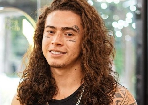 Whindersson radicaliza e raspa o cabelo em dia de polêmica com mãe