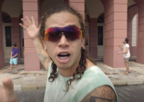 Whindersson explora belezas de Presidente Figueiredo e Manaus em episódio de série; assista