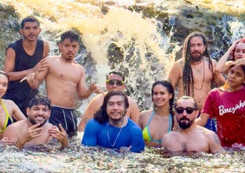 Whindersson Nunes curte cachoeiras em Presidente Figueiredo ao lado de artistas locais