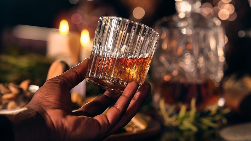 Mortes confirmadas por metanol sobem de 10 para 15, diz Ministério da Saúde