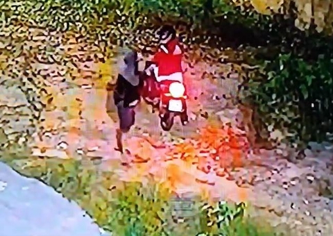 Vídeo: Criminosos roubam moto de garagem e arrancam rastreador no Novo Aleixo