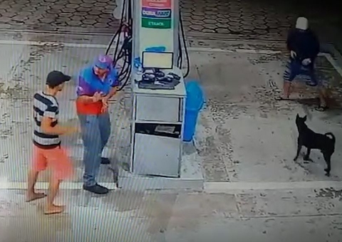 Criminosos tentam esfaquear frentista e atirar em cachorro durante assalto a posto em Manaus