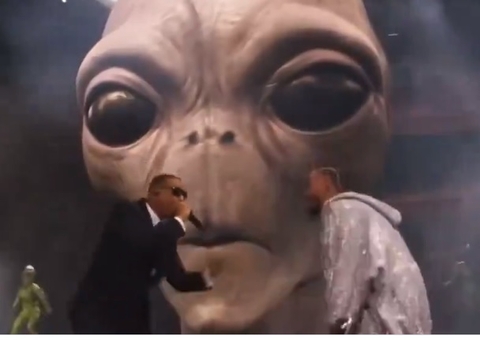 Will Smith surge de surpresa como “Homem de Preto” em show no Coachella